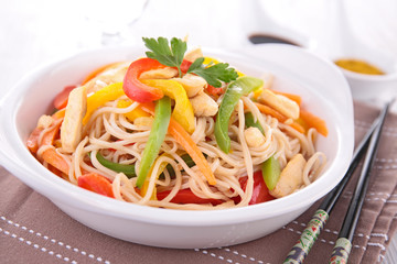 fried noodles with vegetable and chicken