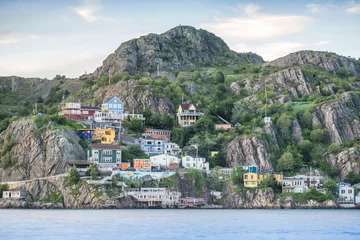 Poster Houten woonhuis gebouwd op steile heuvels van St. John& 39 s, Newfoundland, Canada © malajscy