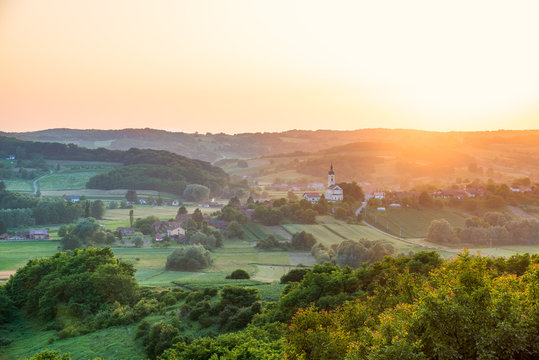 Kroatien, Bjelovarsko-bilogorska županija, &Scaron;androvac, Ausblick vom Weingarten auf das Dorf Sandrovac bei Sonnenuntergang