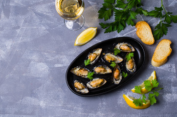 Baked mussels with cheese