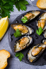 Baked mussels with cheese