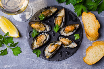 Baked mussels with cheese