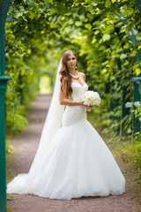 Fototapeta na wymiar Charming bride in the park 