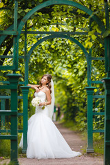 Obraz premium Charming bride in the park 