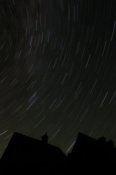 Fototapeta Nocne niebo / bezksiężycowa noc w Bieszczadach, widok nieba nad schroniskiem Chatka Puchatka na Połoninie Wetlińskiej