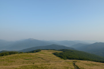 Fototapeta na wymiar Poranek w górach / widok z Szerokiego Wierchu w kierunku Ustrzyk Górnych. 