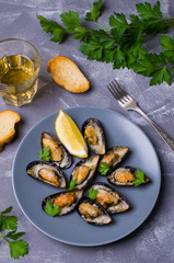 Baked mussels with cheese