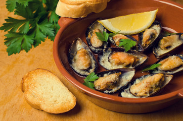 Baked mussels with cheese