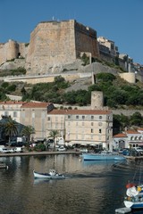 Fototapeta na wymiar Citadelle de Bonifacio vue depuis son port, en Corse du Sud
