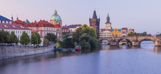 Fototapeta premium Piękny poranek w Pradze. Wełtawa, Most Karola i Stare Miasto w Pradze, Czechy.