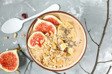 smoothie bowl with figs, peanut butter and muesli.