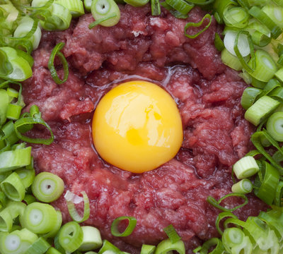 Beef Tatare vom Rind mit Ei und Zwiebelringen