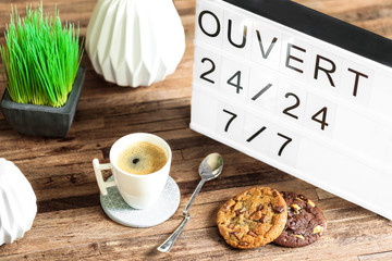 Table lumineuse : ouvert 24/24 7/7