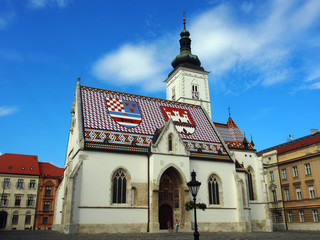 Fototapeta premium Altstadt Zagreb, Kroatien: St.-Markus-Kirche mit Wappen auf dem Dach