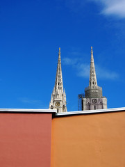 Zagreb, Kroatien: Turmspitzen der Kathedrale hinter neuer Architektur