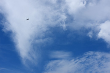飛行機と青空と雲「空想・雲のモンスター」美しい光景、青春の輝き、偉大な挑戦者、旅立ち、未来、夢、成功などのイメージ