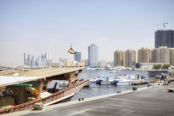 Papier Peint photo Lavable Ville sur leau Bateaux au port d& 39 Ajman, Emirats Arabes Unis.