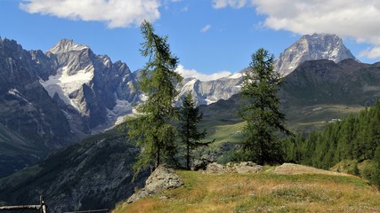 Cervin et dent d'Herens vus depuis Cheneil, Italie