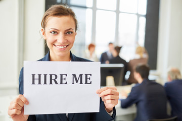 Frau als Berufsanfänger auf Jobsuche
