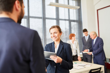 Business Frau begrüßt einen Geschäftspartner