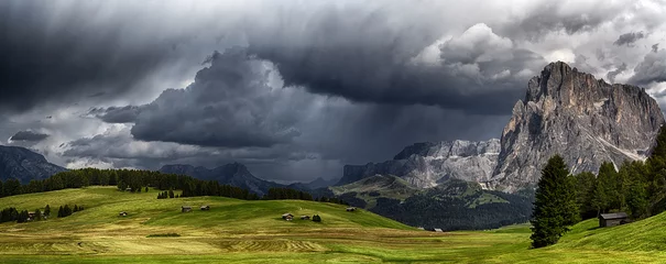 Crédence de cuisine en verre imprimé Orage Tempête sur les montagnes Dolomiti en été avec prairie en premier plan