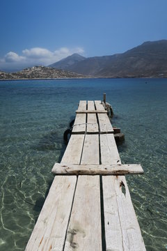 ponton sur la plage de nikouria, amorgos, gr&egrave;ce