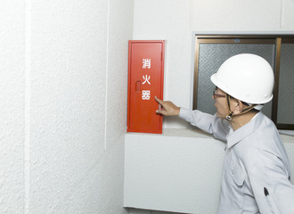 Fototapeta premium 働く人 消防設備 消火栓の確認 