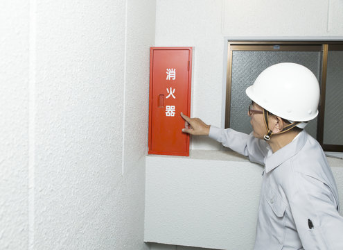 働く人　消防設備　消火栓の確認　