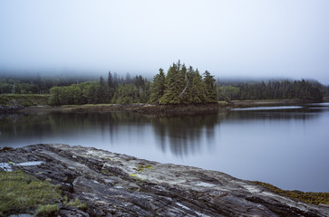 Fototapeta na wymiar Lac de montagne au Canada