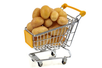 Chariot de supermarch&eacute; rempli de pommes de terre