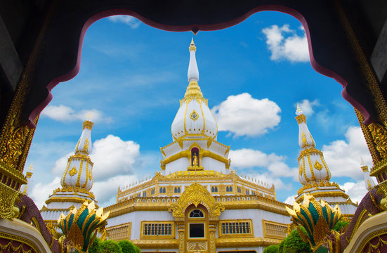 Wat Chedi Chai Mongkol temple and blue sky in Roiet  Thiland