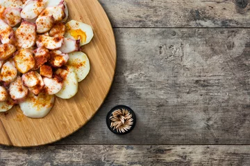 Crédence de cuisine en verre imprimé Crustacés Pulpo a la gallega. Galician octopus on wood. Typical spanish food  
