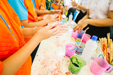 The volunteer camp teaches rural children how to use the science thread.Gel making