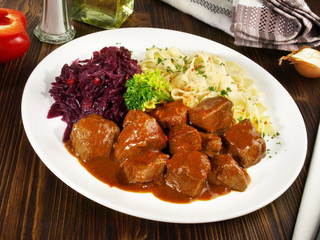Gulasch mit Nudeln und Rotkohl