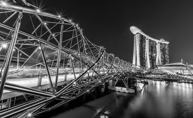 Crédence de cuisine en plexiglas Helix Bridge Singapore, Singapore - August 24, 2017: View at the Marina Bay in Singapore during the night with the iconic landmarks of The Helix Bridge.