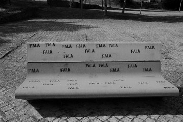 Senta e Fala