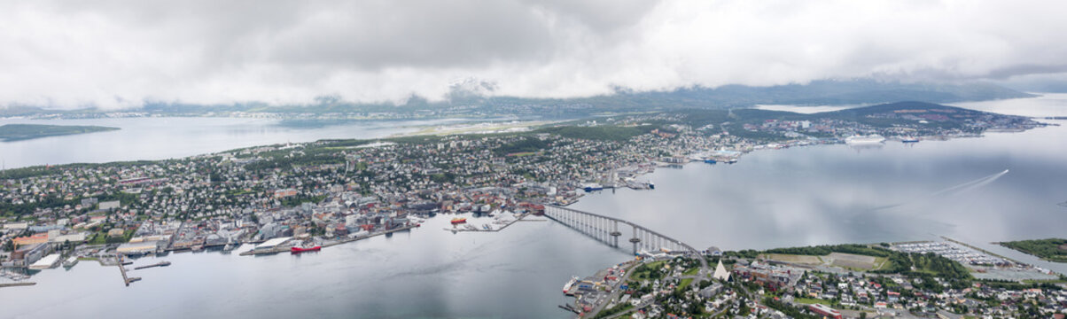 Vue panoramique de Troms&oslash;, Norv&egrave;ge, depuis Fl&oslash;ya
