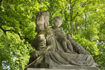 Fototapeta na wymiar Statue Frau Kind