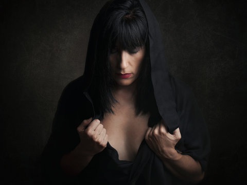 mujer sexy con fondo negro