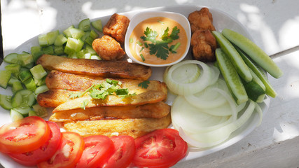 French fries with Thousand Island salad sauce and vegetable