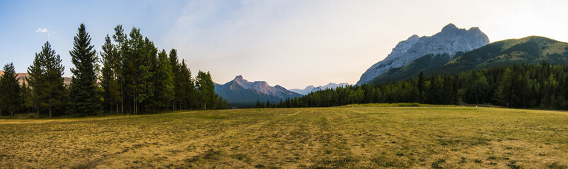 Naklejka premium a panorama of mountains in Canada with a grass field