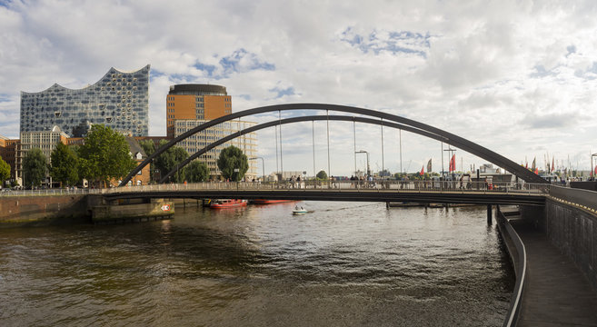 Paisaje al atardecer en el puerto de Hamburgo, con el puente y al fondo el edificio de la Ópera Alemania en el verano de 2017