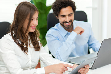 Obraz premium Business colleagues working at a laptop