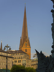 Vistas de la torre de la Iglesia de San Pedro en  Hamburgo, Alemania en el verano de 2017