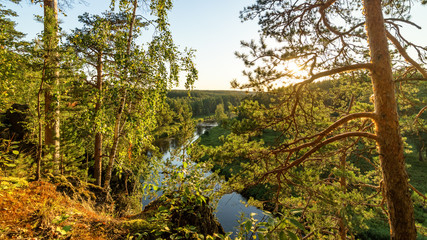 Fototapeta premium панорама лесного пейзажа с лесом, рекой и скалистым берегом, Россия, Урал, август