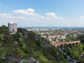 Panorama von Mödling mit Aquädukt und Schwarzen Turm, Niederösterreich