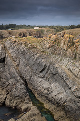 Kleine Kapelle hoch über den Felsen