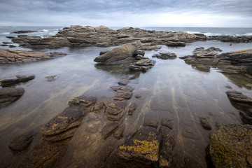 Obraz premium Spiegelglatter Pool an einer Atlantikküste