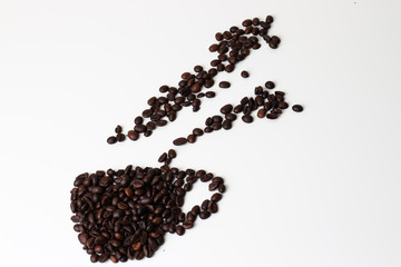 Kaffeetasse aus Kaffeebohnen mit Rauch