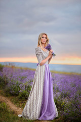 Obraz premium Woman walk in the field of lavender